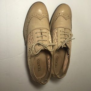 Women's shoes size 39 Euro 8.5 USA tan Oxfords